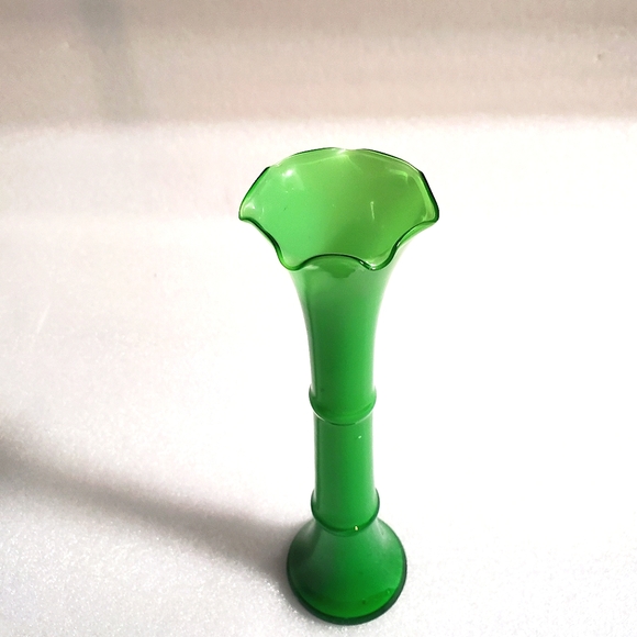 Vintage Carlo Moretti Murano style green cased Bud Vase Ruffle Top Design - Picture 2 of 7